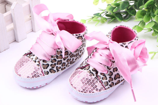 Leopard print shoe head baby shoes.